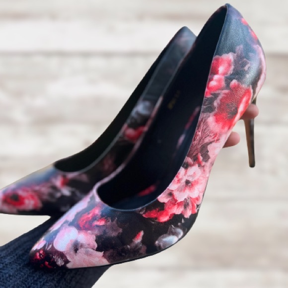IDIFU Shoes - 2/$20 IDIFU Designer Floral Heel Pumps Size 9.5